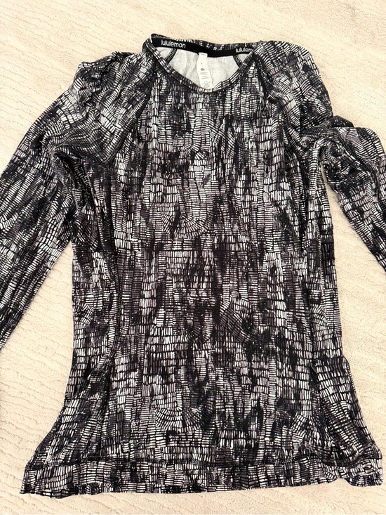 lululemon athletica Tops - lululemon athletica Black & White Abstract Long Sleeve Top